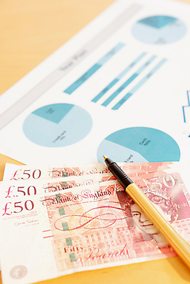 포토 JPG 해외이미지 직업 여자 돈 비즈니스 사업가 설계 실내 성인 사람없음 가로 빨간색 금융 사무실 독서 펜 성장 잡기 비즈니스우먼 계산 전문직 계획 상인 책상 경영자 바쁨 개성 비서 영수증 계산서 세금 예산 해외포토 컬러 가구 컨셉 모션 사람 내부 경제 필기구 직장인 재산 리더 파일형식 이미지허브