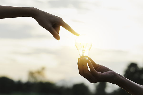 포토 JPG 해외이미지 손 디자인 남자 백그라운드 컨셉 비즈니스 전구 사업가 통신 상상 유리 조명 아이디어 창조 사람없음 장식 노트북 빛 컴퓨터 사무실 디지털 공책 힘 에너지 수확 램프 타이핑 잡기 작업 네트워크 닫기 디자이너 심볼 복고 혁명 광 발명 선견지명 이해 해외포토 직업 농업 모션 재질 문구용품 사람 신체부위 전자제품 파일형식 이미지허브