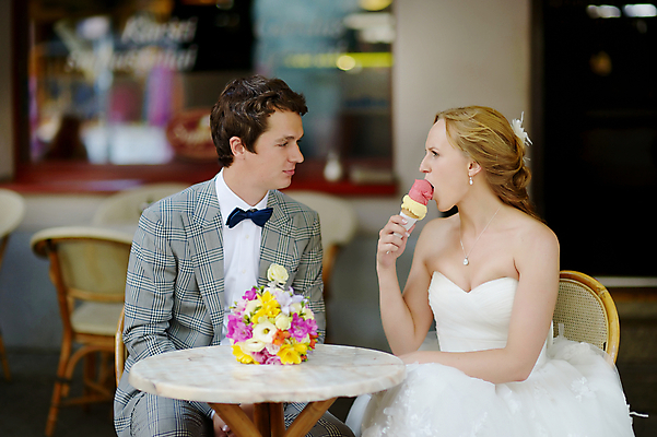 포토 JPG 해외이미지 백인 라이프스타일 커플 응시 드레스 여자 남자 꽃 행복 음식 결혼 2 의자 데이트 관계 탁자 결혼식 남편 아이스크림 디저트 미소 앉기 성인 야외 두명 여름 노란색 식당 카페 추위 흰색 축하 달콤 맛 떨어짐 먹기 원뿔 해외포토 도형 서양인 식물 시선 옷 계절 감정 컬러 가구 컨셉 모션 표정 사람 이벤트 생활 상점 파일형식 이미지허브