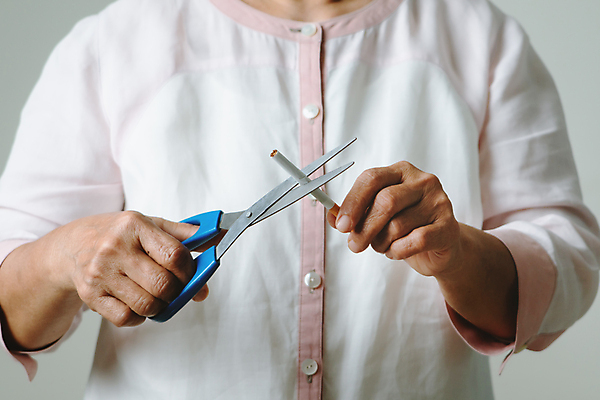 포토 JPG 해외이미지 라이프스타일 손 여자 회색배경 담배 한명 들기 사람 상반신 성인 앞모습 신체부위 자르기 금연 금연선언 실천 성인여자한명만 해외포토 1 캠페인 뷰포인트 백그라운드 모션 생활 회색 사회이슈 여자한명만 성인여자만 파일형식 이미지허브