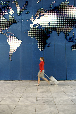 포토 JPG 해외이미지 전신 백인 벽 여행 세계지도 비즈니스 실내 한명 사람 20대 성인 사람없음 옆모습 걷기 여행가방 글로벌비즈니스 짐 비즈니스우먼 출장 베를린 재촉 성인여자만 해외포토 서양인 1 여자 뷰포인트 컨셉 지도 가방 모션 독일 청년 내부 세계 글로벌 직장인 여자만 성인만 파일형식 이미지허브