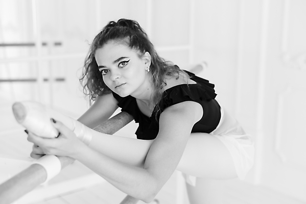 포토 JPG 해외이미지 백인 여자 흑백 실내 숙이기 한명 사람 상반신 성인 옆모습 춤 우아함 발레 발레리나 발레복 성인여자한명만 해외포토 서양인 1 옷 뷰포인트 포즈 컨셉 문화예술 촬영기법 내부 여자한명만 성인여자만 파일형식 이미지허브