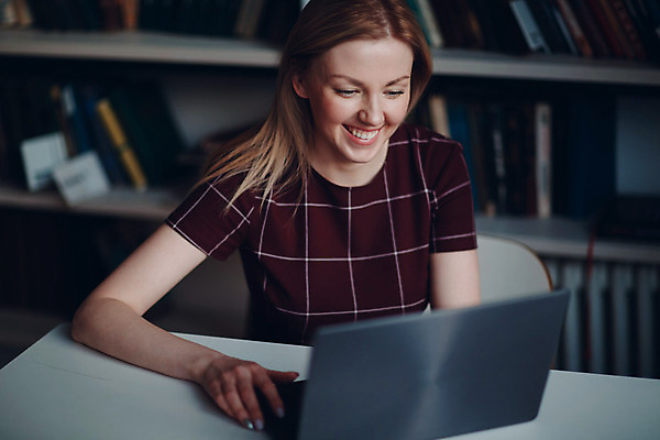 포토 JPG 해외이미지 백인 학생 여자 교육 감정 인터넷 통신 교실 학교 수업 한명 10대 책 노트북 스터디 컴퓨터 금발 독서 공책 시험 모임 닫기 도서관 스마트 집중 읽기 대학교 문학 해외포토 서양인 1 헤어스타일 컨셉 모션 청소년 문구용품 사람 전자제품 학습 파일형식 이미지허브