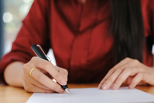 포토 JPG 해외이미지 직업 손 남자 종이 컨셉 비즈니스 텍스트 탁자 성공 직장 사람 동양인 사람없음 금융 사무실 펜 걷기 거래 흰색 업무 어플리케이션 분석 계약 사인 경영자 서식 문서 서명 변호사 대출 경영 고용 동의 정책 해외포토 컬러 가구 회사 모션 인종 신체부위 경제 필기구 구직 작업 리더 채용 파일형식 이미지허브