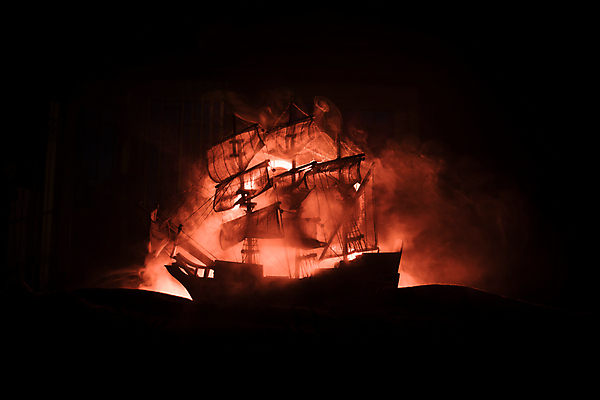 포토 JPG 해외이미지 실루엣 백그라운드 사람없음 빛 주황색 연기 신비 해적선 돛대 해외포토 컬러 컨셉 배_교통 촬영기법 파일형식 이미지허브