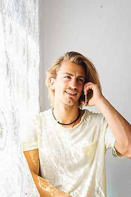 포토 JPG 해외이미지 백인 라이프스타일 옷 남자 행복 통신 가정 모바일 아파트 주택 세포 말하기 대화 한명 서기 성인 스마트폰 외침 잡기 연결 토론 무선전화기 부름 소통 해외포토 서양인 1 감정 컨셉 모션 사람 건물 생활 핸드폰 스마트기기 소리 전화기 파일형식 이미지허브