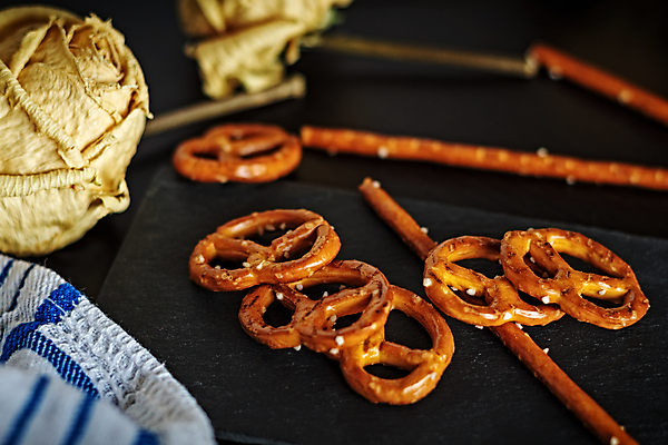 포토 JPG 해외이미지 검은배경 실내 사람없음 아웃포커스 드라이플라워 막대과자 브레첼 미니프레즐 해외포토 꽃 백그라운드 디저트 촬영기법 내부 과자 검은색 파일형식 이미지허브