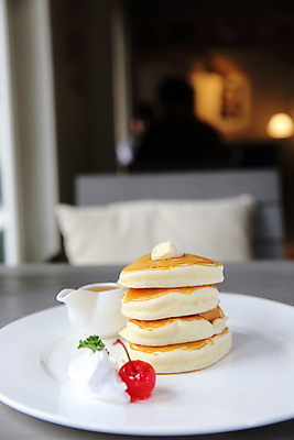 포토 JPG 해외이미지 접시 탁자 디저트 실내 사람없음 아웃포커스 체리 달콤 크림 버터 팬케이크 수플레 시럽컵 해외포토 식기 음식 가구 과일 촬영기법 내부 케이크 맛 파일형식 이미지허브