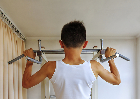 포토 JPG 해외이미지 라이프스타일 손 남자 스포츠 이동 티셔츠 신체 휴식 주택 갈색머리 건강 한명 10대 청춘 운동 힘 활발 에너지 흰색 모서리 놀이터 이발 날씬함 연습 체육관 해외포토 1 헤어스타일 컬러 컨셉 셔츠 청소년 놀이 사람 건물 생활 신체부위 몸매 파일형식 이미지허브