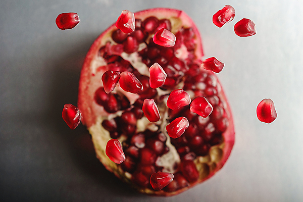 포토 JPG 해외이미지 회색배경 사람없음 아웃포커스 떨어짐 낟알 자르기 날것 석류 석류알 흩날리기 해외포토 백그라운드 컨셉 과일 모션 촬영기법 회색 파일형식 이미지허브