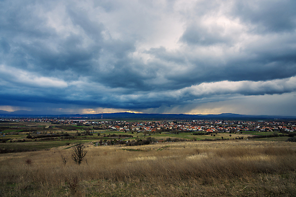 포토 JPG 해외이미지 나무 식물 구름 계절 백그라운드 밭 자연 하늘 지붕 날씨 주택 풍경 사람없음 야외 건물 초록색 물 여름 파란색 빛 컬러풀 마을 환경 어둠 에너지 광선 농촌 시골 도시 야간 저녁 위험 에코 장면 폭풍 타운 뇌우 불가리아 생태학 폭풍우 수평선 해외포토 자연요소 건축물 교육 컬러 컨셉 농업 비_날씨 자연재해 생태계 파일형식 남유럽 이미지허브