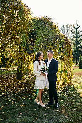 포토 JPG 해외이미지 백인 라이프스타일 커플 공원 여자 남자 딸 행복 결혼 2 가족 관계 자연 결혼식 엄마 남편 휴가 함께함 사랑 미소 사람 성인 야외 두명 여름 부모 흰색 축하 아내 아빠 해외포토 서양인 계절 공공시설 감정 컬러 컨셉 표정 이벤트 생활 생태계 파일형식 이미지허브