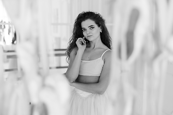 포토 JPG 해외이미지 백인 모델 직업 1 전통 드레스 여자 포즈 신체 교실 흑백 건강 미술 한명 사람 성인 운동 유행 댄서 흰색 춤 클래식 우아함 유연 발레 발레리나 예술가 발레복 체조 단아함 우크라이나 스타일 해외포토 서양인 옷 교육 유럽 컬러 컨셉 학교 문화예술 촬영기법 파일형식 이미지허브