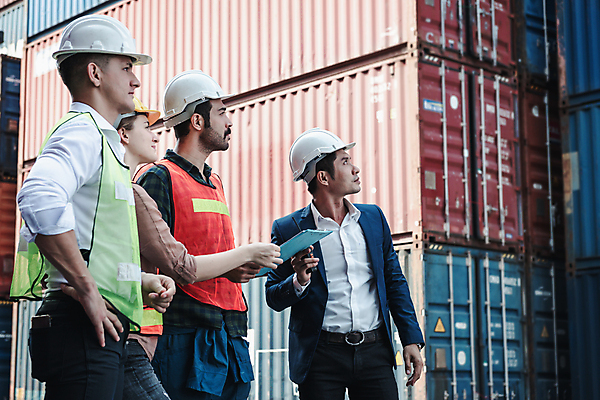 포토 JPG 해외이미지 주간 응시 여자 남자 노동자 들기 여러명 상반신 성인 야외 앞모습 옆모습 비즈니스맨 안전모 컨테이너 확인 무역 무역항 무역센터 성인만 해외포토 자연요소 직업 시선 산업 뷰포인트 다수 비즈니스 모션 사람 직장인 헬멧 안전장비 파일형식 이미지허브