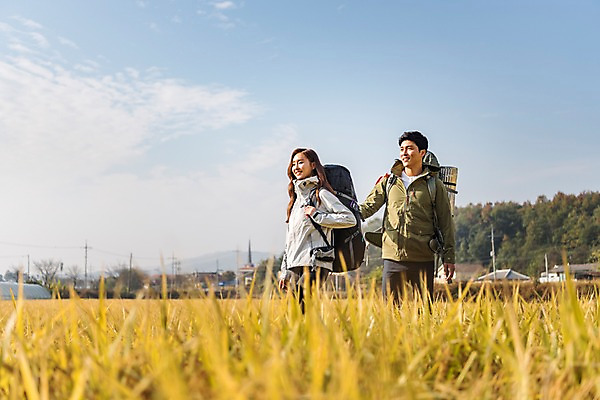 포토 JPG 주간 커플 응시 여자 남자 여행 배낭 아웃도어 미소 사람 풍경 상반신 20대 성인 야외 두명 앞모습 옆모습 걷기 맑음 한국인 벼 가을 농촌 논두렁 논밭 성인만 국내포토 여주시 자연요소 시선 계절 뷰포인트 밭 가방 관계 모션 날씨 곡류 논 표정 동양인 청년 시골 경기도 파일형식