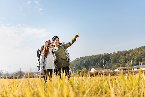 포토 JPG 주간 커플 응시 여자 남자 여행 배낭 아웃도어 서기 미소 사람 풍경 손짓 상반신 20대 성인 야외 두명 옆모습 맑음 한국인 벼 가을 농촌 시골 가리킴 논두렁 논밭 성인만 국내포토 여주시 자연요소 시선 계절 뷰포인트 밭 가방 관계 모션 날씨 곡류 논 표정 동양인 청년 경기도 파일형식