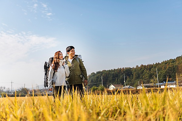 포토 JPG 주간 커플 응시 여자 남자 여행 배낭 논 아웃도어 서기 미소 사람 풍경 상반신 20대 성인 야외 두명 옆모습 맑음 한국인 벼 가을 농촌 시골 논두렁 성인만 국내포토 여주시 자연요소 시선 계절 뷰포인트 농업 가방 관계 모션 날씨 곡류 표정 동양인 청년 경기도 파일형식