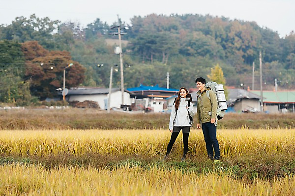포토 JPG 주간 전신 커플 응시 여자 남자 여행 배낭 주택 논 아웃도어 서기 미소 사람 풍경 20대 성인 야외 두명 앞모습 한국인 벼 가을 농촌 시골 논두렁 성인만 국내포토 여주시 자연요소 시선 계절 뷰포인트 농업 가방 관계 모션 곡류 표정 동양인 청년 건물 경기도 파일형식