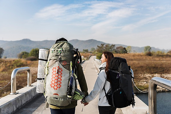 포토 JPG 주간 커플 응시 여자 남자 여행 배낭 아웃도어 대화 미소 사람 상반신 20대 성인 야외 두명 뒷모습 걷기 손잡기 다정 트래킹 한국인 가을 시골 시골길 성인만 강천섬 국내포토 여주시 자연요소 시선 계절 길 뷰포인트 섬 컨셉 가방 관계 모션 레저 표정 말하기 동양인 청년 경기도 파일형식 여주_지역
