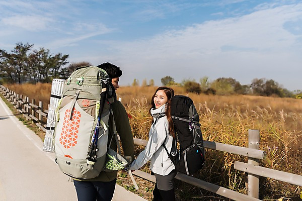 포토 JPG 주간 커플 응시 여자 남자 여행 배낭 아웃도어 미소 사람 상반신 20대 성인 야외 두명 뒷모습 울타리 걷기 가을풍경 손잡기 다정 트래킹 산책로 한국인 가을 뒤돌아보기 억새밭 성인만 강천섬 국내포토 여주시 자연요소 시선 계절 길 뷰포인트 섬 컨셉 가방 관계 모션 레저 표정 동양인 풍경 청년 담장 억새 경기도 파일형식 여주_지역 가을_계절