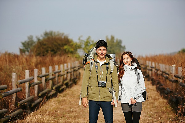 포토 JPG 주간 커플 응시 여자 남자 여행 배낭 아웃도어 서기 미소 사람 상반신 20대 성인 야외 두명 앞모습 울타리 카메라 가을풍경 손잡기 다정 트래킹 산책로 한국인 가을 억새밭 성인만 강천섬 국내포토 여주시 자연요소 시선 계절 길 뷰포인트 섬 컨셉 가방 관계 모션 레저 표정 동양인 풍경 청년 전자제품 담장 억새 경기도 파일형식 여주_지역 가을_계절