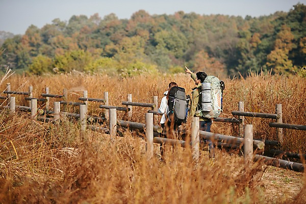포토 JPG 주간 커플 여자 남자 여행 배낭 아웃도어 사람 상반신 20대 성인 야외 두명 뒷모습 울타리 걷기 가을풍경 트래킹 산책로 한국인 가을 가리킴 억새밭 성인만 강천섬 국내포토 여주시 자연요소 계절 길 뷰포인트 섬 가방 관계 모션 레저 동양인 풍경 손짓 청년 담장 억새 경기도 파일형식 여주_지역 가을_계절