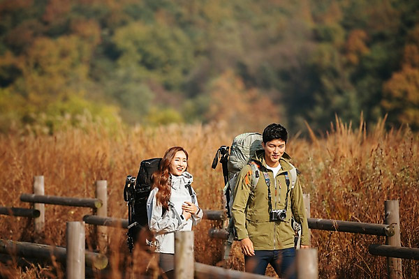 포토 JPG 주간 커플 응시 여자 남자 여행 배낭 아웃도어 미소 사람 풍경 상반신 20대 성인 야외 두명 옆모습 울타리 걷기 가을풍경 트래킹 산책로 한국인 가을 억새밭 성인만 강천섬 국내포토 여주시 자연요소 시선 계절 길 뷰포인트 섬 가방 관계 모션 레저 표정 동양인 청년 담장 억새 경기도 파일형식 여주_지역 가을_계절
