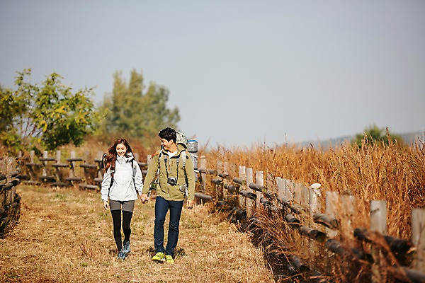 포토 JPG 주간 전신 커플 응시 여자 남자 여행 배낭 아웃도어 미소 사람 20대 성인 야외 두명 앞모습 울타리 걷기 가을풍경 손잡기 다정 트래킹 산책로 한국인 가을 억새밭 성인만 강천섬 국내포토 여주시 자연요소 시선 계절 길 뷰포인트 섬 컨셉 가방 관계 모션 레저 표정 동양인 풍경 청년 담장 억새 경기도 파일형식 여주_지역 가을_계절
