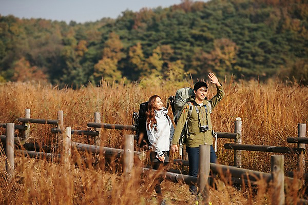 포토 JPG 주간 커플 여자 남자 여행 배낭 아웃도어 사람 풍경 상반신 20대 성인 야외 두명 옆모습 울타리 손들기 걷기 가을풍경 트래킹 산책로 한국인 가을 눈부심 억새밭 성인만 강천섬 국내포토 여주시 자연요소 계절 길 뷰포인트 섬 가방 관계 모션 레저 동양인 청년 담장 억새 경기도 파일형식 여주_지역 가을_계절