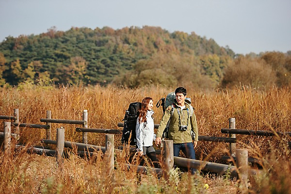 포토 JPG 주간 커플 응시 여자 남자 여행 배낭 아웃도어 미소 사람 상반신 20대 성인 야외 두명 앞모습 옆모습 걷기 가을풍경 손잡기 다정 트래킹 산책로 한국인 가을 억새밭 성인만 강천섬 국내포토 여주시 자연요소 시선 계절 길 뷰포인트 섬 컨셉 가방 관계 모션 레저 표정 동양인 풍경 청년 억새 경기도 파일형식 여주_지역 가을_계절