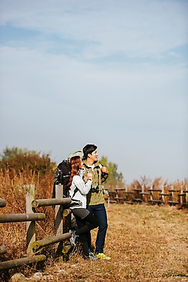 포토 JPG 주간 전신 커플 응시 여자 남자 여행 배낭 아웃도어 서기 미소 사람 20대 성인 야외 두명 옆모습 울타리 가을풍경 기댐 트래킹 산책로 한국인 가을 억새밭 성인만 강천섬 국내포토 여주시 자연요소 시선 계절 길 뷰포인트 섬 가방 관계 모션 레저 표정 동양인 풍경 청년 담장 억새 경기도 파일형식 여주_지역 가을_계절