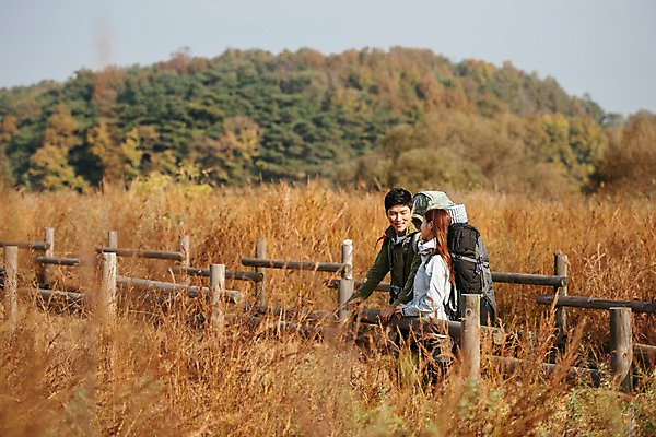 포토 JPG 주간 커플 응시 여자 남자 여행 배낭 아웃도어 서기 미소 사람 풍경 상반신 20대 성인 야외 두명 옆모습 울타리 마주보기 가을풍경 기댐 트래킹 한국인 가을 잡기 억새밭 성인만 강천섬 국내포토 여주시 자연요소 시선 계절 뷰포인트 섬 가방 관계 모션 레저 표정 동양인 청년 담장 억새 경기도 파일형식 여주_지역 가을_계절