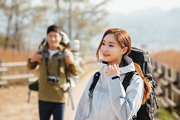 포토 JPG 주간 커플 응시 여자 남자 여행 배낭 아웃도어 서기 미소 사람 근접촬영 상반신 20대 성인 야외 두명 앞모습 울타리 트래킹 한국인 가을 억새밭 성인만 강천섬 국내포토 여주시 자연요소 시선 계절 뷰포인트 섬 가방 관계 모션 레저 표정 동양인 청년 담장 억새 경기도 파일형식 여주_지역