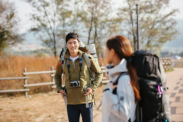 포토 JPG 주간 커플 응시 여자 남자 여행 배낭 아웃도어 미소 사람 상반신 20대 성인 야외 두명 앞모습 옆모습 마주보기 걷기 카메라 트래킹 한국인 가을 억새밭 성인만 강천섬 국내포토 여주시 자연요소 시선 계절 뷰포인트 섬 가방 관계 모션 레저 표정 동양인 청년 전자제품 억새 경기도 파일형식 여주_지역