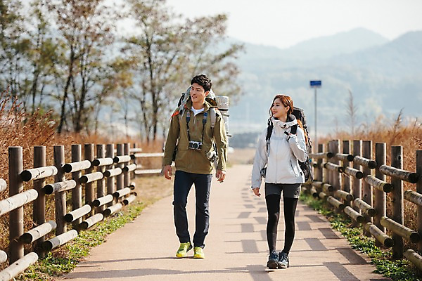 포토 JPG 주간 전신 커플 응시 여자 남자 여행 배낭 아웃도어 미소 사람 20대 성인 야외 두명 앞모습 울타리 걷기 트래킹 산책로 한국인 가을 억새밭 성인만 강천섬 국내포토 여주시 자연요소 시선 계절 길 뷰포인트 섬 가방 관계 모션 레저 표정 동양인 청년 담장 억새 경기도 파일형식 여주_지역