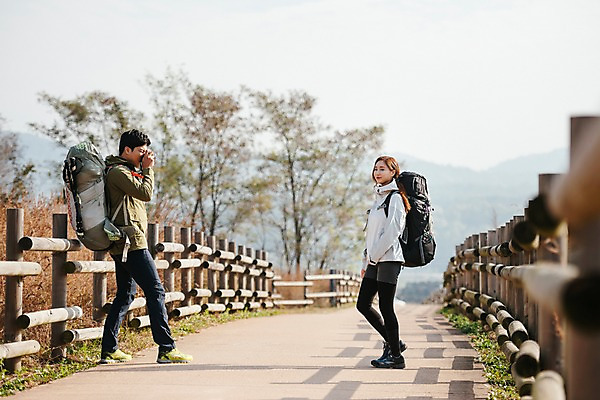 포토 JPG 주간 전신 커플 여자 남자 여행 포즈 배낭 아웃도어 서기 사람 20대 성인 야외 두명 옆모습 울타리 사진촬영 트래킹 산책로 한국인 가을 성인만 강천섬 국내포토 여주시 자연요소 계절 길 뷰포인트 섬 가방 관계 모션 레저 동양인 청년 담장 촬영 경기도 파일형식 여주_지역