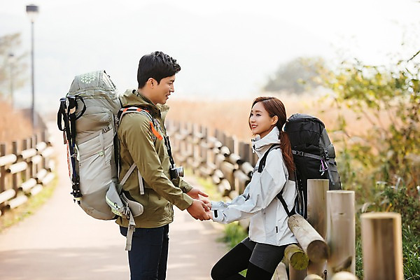 포토 JPG 주간 커플 여자 남자 여행 배낭 아웃도어 서기 미소 사람 상반신 20대 성인 야외 두명 옆모습 울타리 마주보기 손잡기 다정 트래킹 산책로 한국인 가을 걸터앉기 성인만 강천섬 국내포토 여주시 자연요소 계절 길 뷰포인트 섬 컨셉 가방 관계 모션 레저 표정 앉기 동양인 청년 담장 경기도 파일형식 여주_지역