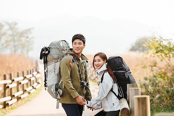 포토 JPG 주간 커플 응시 여자 남자 여행 배낭 아웃도어 서기 미소 사람 상반신 20대 성인 야외 두명 옆모습 울타리 손잡기 다정 트래킹 한국인 가을 걸터앉기 억새밭 성인만 강천섬 국내포토 여주시 자연요소 시선 계절 뷰포인트 섬 컨셉 가방 관계 모션 레저 표정 앉기 동양인 청년 담장 억새 경기도 파일형식 여주_지역