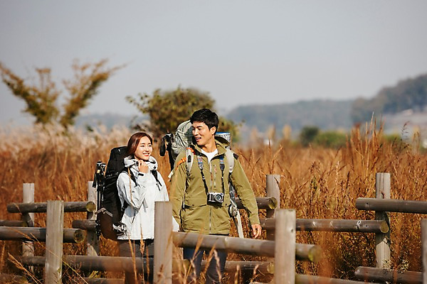 포토 JPG 주간 커플 응시 여자 남자 여행 배낭 아웃도어 미소 사람 풍경 상반신 20대 성인 야외 두명 옆모습 울타리 걷기 카메라 가을풍경 트래킹 한국인 가을 억새밭 성인만 강천섬 국내포토 여주시 자연요소 시선 계절 뷰포인트 섬 가방 관계 모션 레저 표정 동양인 청년 전자제품 담장 억새 경기도 파일형식 여주_지역 가을_계절