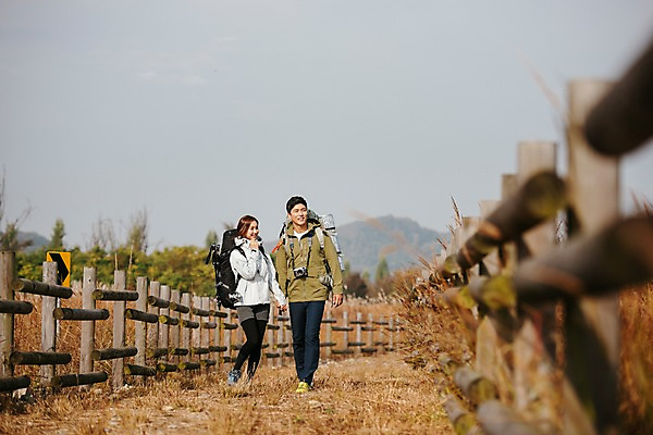 포토 JPG 주간 전신 커플 응시 여자 남자 여행 아웃도어 미소 사람 20대 성인 야외 두명 앞모습 울타리 걷기 가을풍경 손잡기 다정 트래킹 한국인 가을 억새밭 성인만 강천섬 국내포토 여주시 자연요소 시선 계절 뷰포인트 섬 컨셉 관계 모션 레저 표정 동양인 풍경 청년 담장 억새 경기도 파일형식 여주_지역 가을_계절