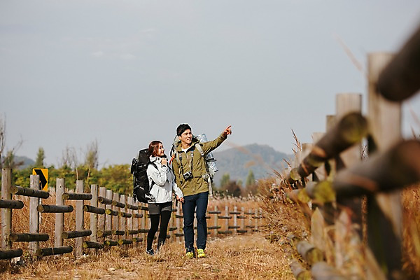 포토 JPG 주간 전신 커플 여자 남자 여행 배낭 아웃도어 사람 20대 성인 야외 두명 앞모습 울타리 걷기 가을풍경 손잡기 다정 트래킹 한국인 가을 가리킴 억새밭 성인만 강천섬 국내포토 여주시 자연요소 계절 뷰포인트 섬 컨셉 가방 관계 모션 레저 동양인 풍경 손짓 청년 담장 억새 경기도 파일형식 여주_지역 가을_계절