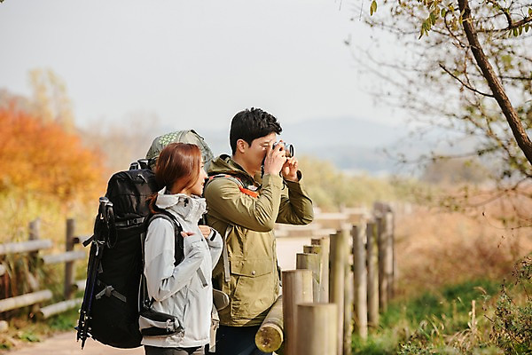 포토 JPG 주간 커플 응시 여자 남자 여행 배낭 아웃도어 서기 사람 상반신 20대 성인 야외 두명 옆모습 울타리 카메라 가을풍경 사진촬영 트래킹 한국인 가을 숲 숲길 성인만 강천섬 국내포토 여주시 자연요소 시선 계절 길 뷰포인트 섬 가방 관계 모션 레저 동양인 풍경 청년 전자제품 담장 촬영 경기도 파일형식 여주_지역 가을_계절