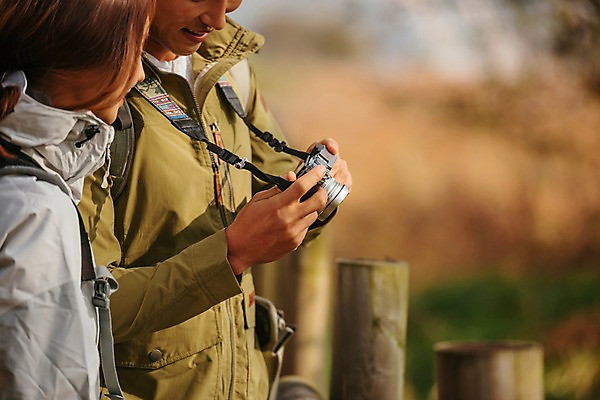 포토 JPG 주간 커플 응시 여자 남자 여행 아웃도어 서기 미소 들기 사람 근접촬영 상반신 20대 성인 야외 두명 옆모습 아웃포커스 카메라 사진촬영 트래킹 한국인 가을 성인만 강천섬 국내포토 여주시 자연요소 시선 계절 뷰포인트 섬 관계 모션 레저 촬영기법 표정 동양인 청년 전자제품 촬영 경기도 파일형식 여주_지역
