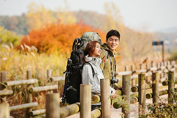 포토 JPG 주간 커플 응시 여자 남자 여행 단풍 배낭 난간 아웃도어 갈대 서기 미소 사람 상반신 20대 성인 야외 두명 옆모습 울타리 가을풍경 기댐 트래킹 한국인 가을 시골 성인만 강천섬 국내포토 여주시 자연요소 식물 시선 계절 뷰포인트 섬 잎 가방 관계 모션 레저 표정 동양인 풍경 청년 담장 경기도 파일형식 여주_지역 가을_계절