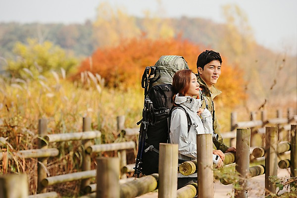 포토 JPG 주간 커플 응시 여자 남자 여행 단풍 배낭 난간 아웃도어 갈대 서기 미소 사람 상반신 20대 성인 야외 두명 옆모습 울타리 가을풍경 눈감음 기댐 트래킹 한국인 가을 시골길 성인만 강천섬 국내포토 여주시 자연요소 식물 시선 계절 길 뷰포인트 섬 잎 가방 관계 모션 레저 표정 동양인 풍경 청년 담장 경기도 파일형식 여주_지역 가을_계절