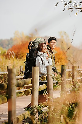 포토 JPG 주간 전신 커플 응시 여자 남자 여행 단풍 배낭 난간 아웃도어 서기 미소 사람 20대 성인 야외 두명 옆모습 울타리 가을풍경 기댐 트래킹 한국인 가을 시골길 성인만 강천섬 국내포토 여주시 자연요소 시선 계절 길 뷰포인트 섬 잎 가방 관계 모션 레저 표정 동양인 풍경 청년 담장 경기도 파일형식 여주_지역 가을_계절
