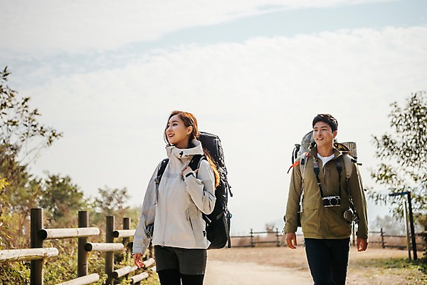 포토 JPG 주간 커플 응시 여자 남자 여행 배낭 하늘 아웃도어 서기 미소 사람 상반신 20대 성인 야외 두명 앞모습 옆모습 울타리 걷기 카메라 트래킹 한국인 가을 시골길 성인만 강천섬 국내포토 여주시 자연요소 시선 계절 길 뷰포인트 섬 가방 관계 모션 레저 표정 동양인 청년 전자제품 담장 경기도 파일형식 여주_지역