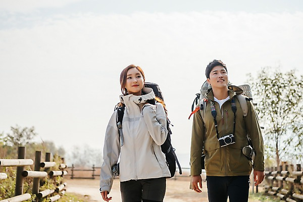 포토 JPG 주간 커플 응시 여자 남자 여행 배낭 아웃도어 미소 사람 상반신 20대 성인 야외 두명 앞모습 울타리 걷기 카메라 트래킹 한국인 가을 시골길 성인만 강천섬 국내포토 여주시 자연요소 시선 계절 길 뷰포인트 섬 가방 관계 모션 레저 표정 동양인 청년 전자제품 담장 경기도 파일형식 여주_지역