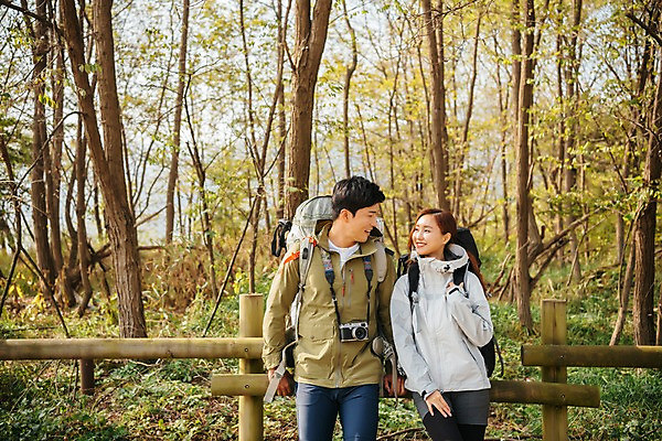 포토 JPG 주간 나무 커플 여자 남자 여행 배낭 난간 아웃도어 서기 미소 사람 상반신 20대 성인 야외 두명 앞모습 울타리 마주보기 카메라 기댐 트래킹 한국인 가을 숲 성인만 강천섬 국내포토 여주시 자연요소 식물 계절 뷰포인트 섬 가방 관계 모션 레저 표정 동양인 청년 전자제품 담장 경기도 파일형식 여주_지역