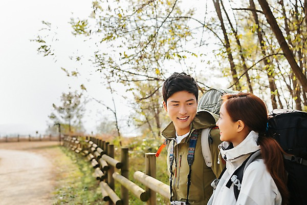 포토 JPG 주간 커플 여자 남자 여행 배낭 난간 아웃도어 서기 미소 사람 상반신 20대 성인 야외 두명 옆모습 울타리 마주보기 기댐 트래킹 한국인 가을 시골길 성인만 강천섬 국내포토 여주시 자연요소 계절 길 뷰포인트 섬 가방 관계 모션 레저 표정 동양인 청년 담장 경기도 파일형식 여주_지역